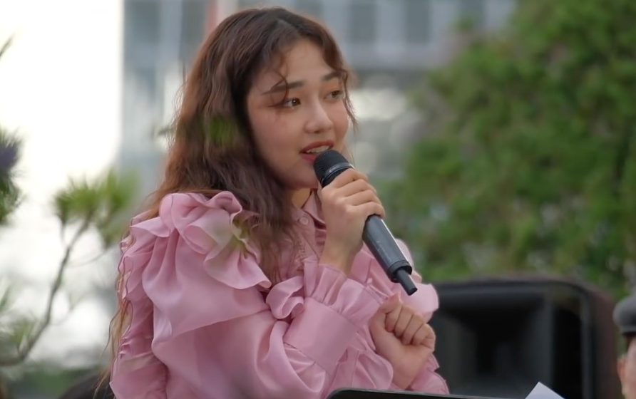 Hoang Duyen hat live 'Chang trai so mi hong' hinh anh