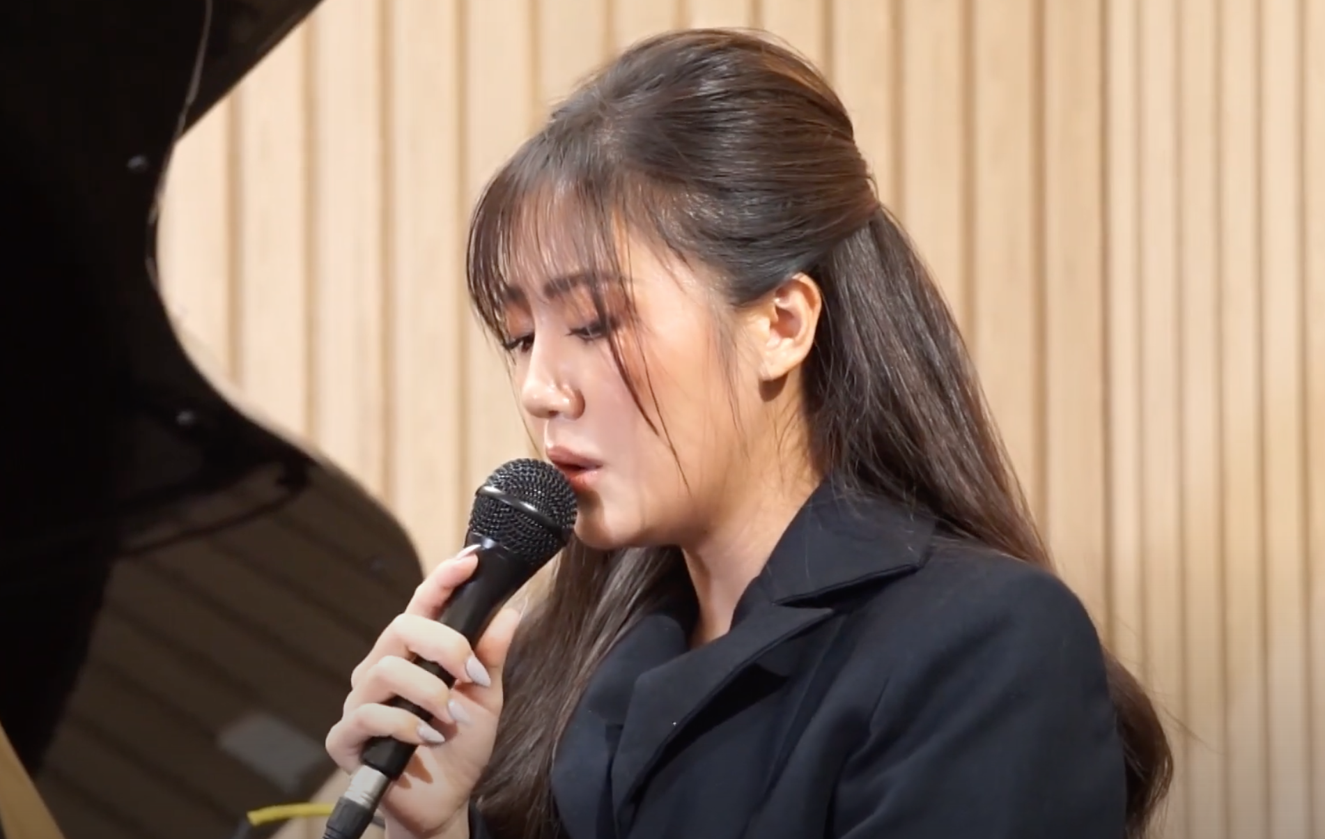 Van Mai Huong hat live 'Tay trai chi trang' hinh anh