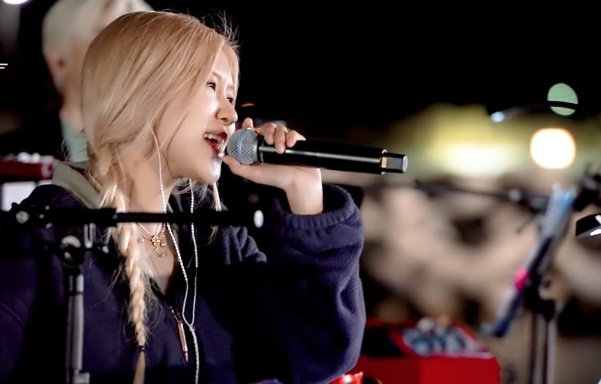 Thanh vien BlackPink hat live 'Gone' hinh anh