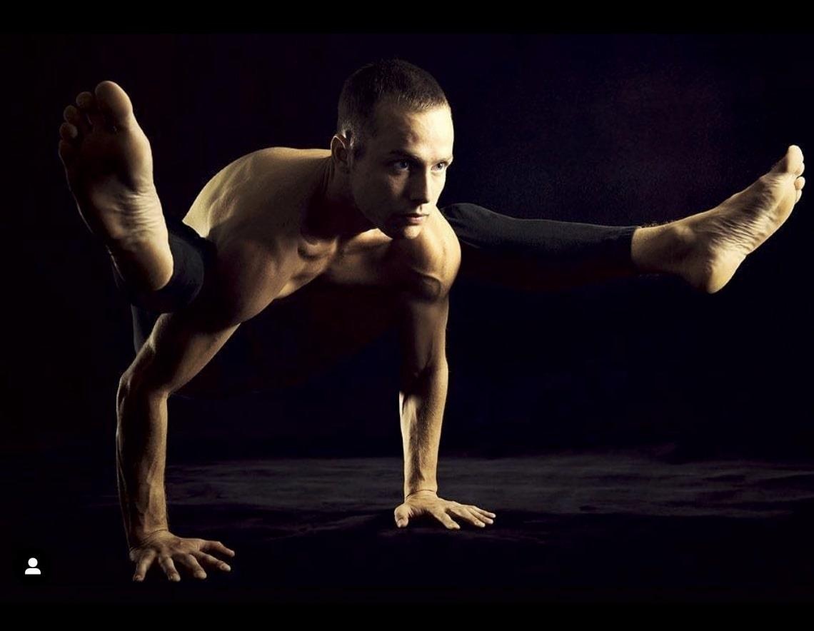 giao vien yoga anh 6