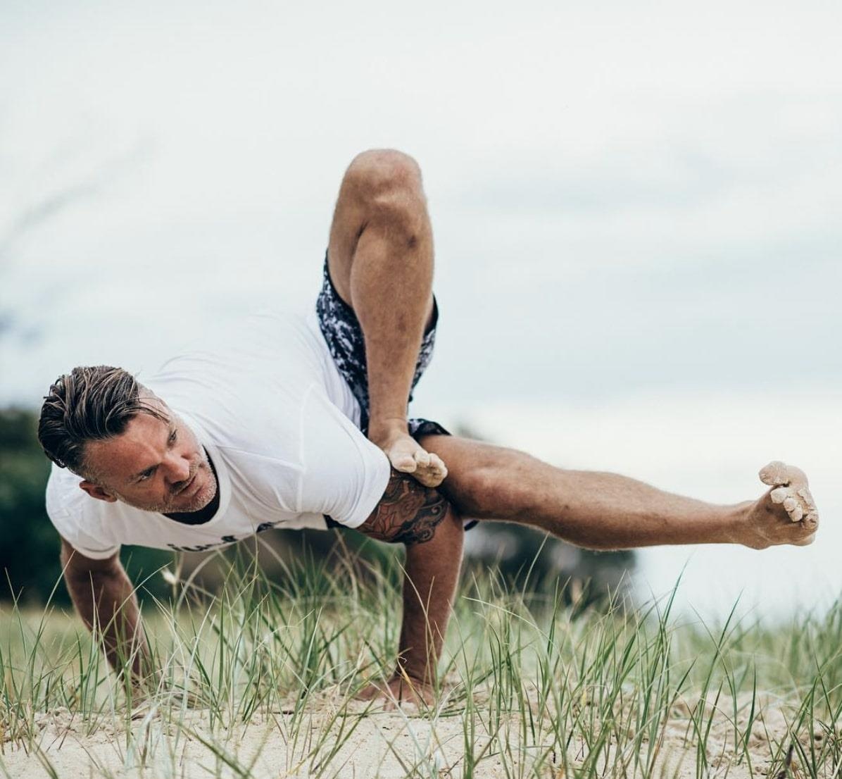 giao vien yoga anh 8