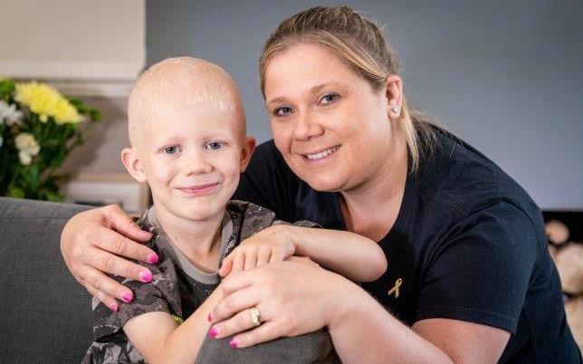 Be trai 6 tuoi mac ung thu tinh hoan hinh anh