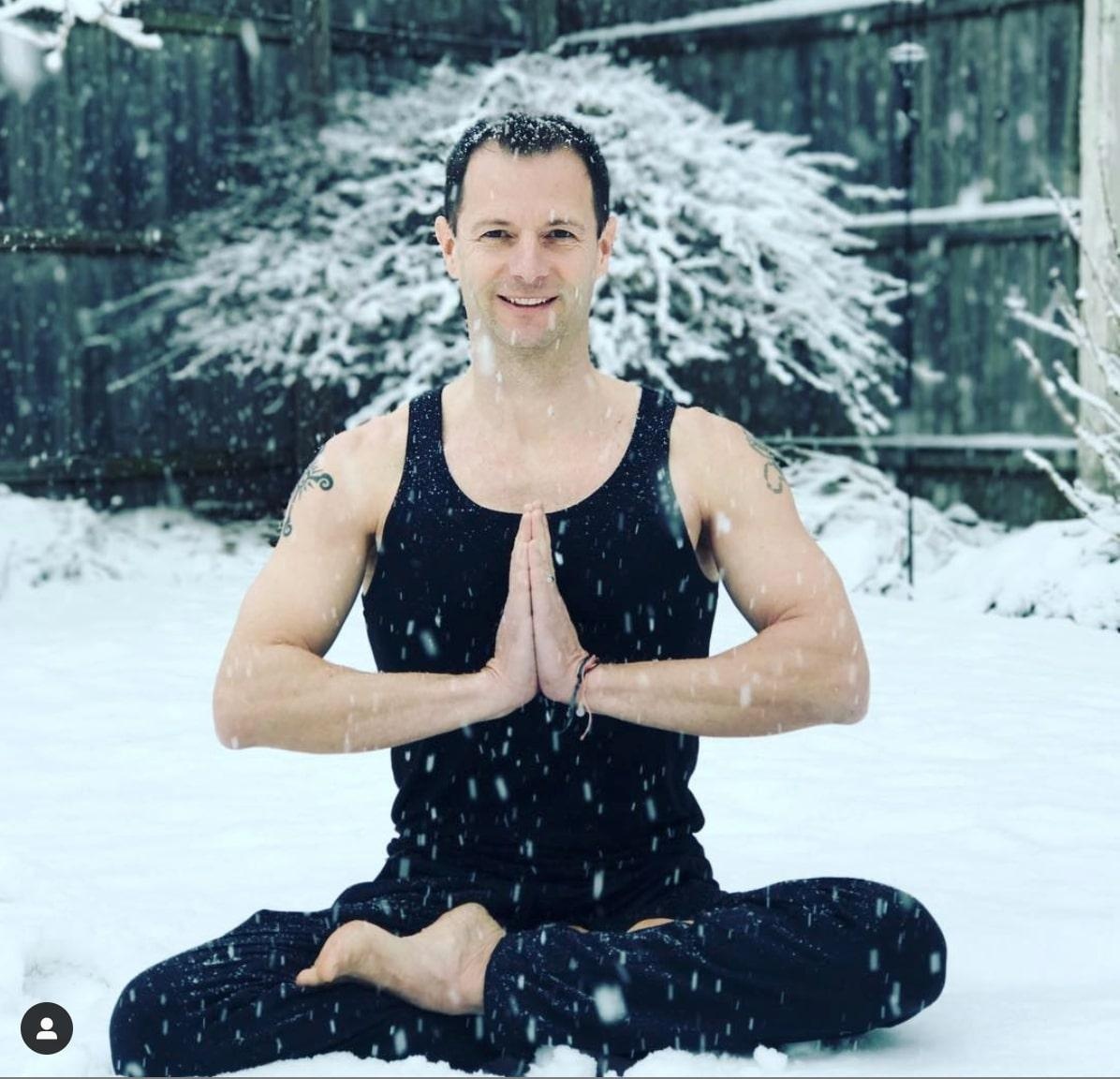 giao vien yoga anh 2