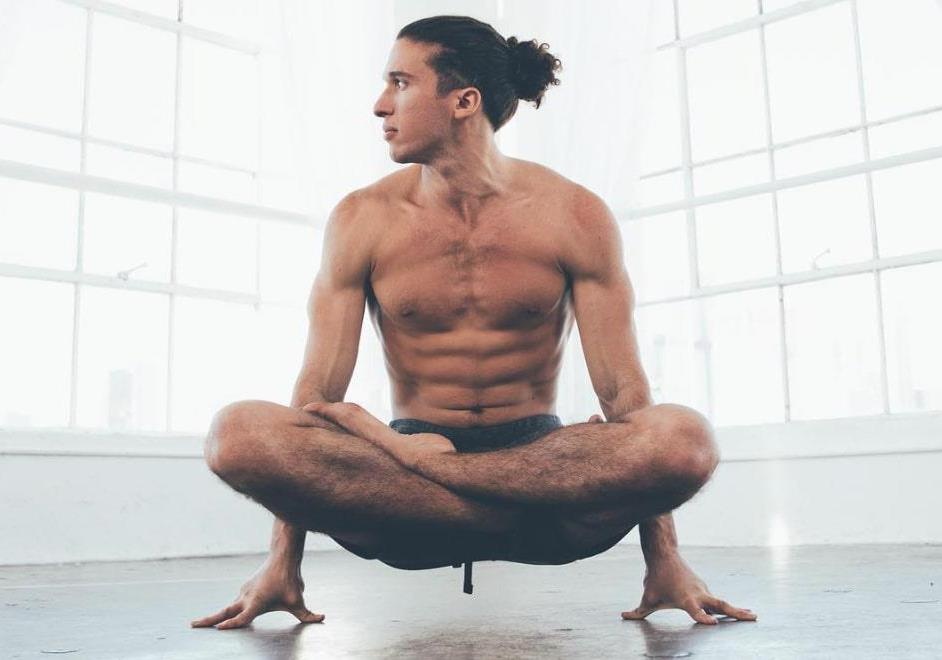 9 giao vien yoga noi tieng tren mang hinh anh