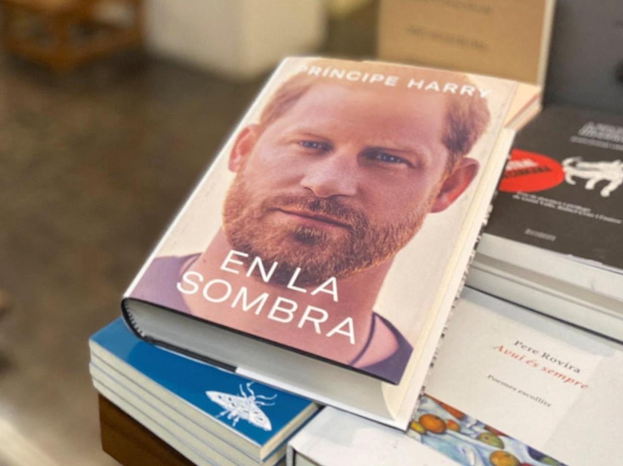 Thong tin ro ri khien doanh so ban hoi ky cua Hoang tu Harry tang vot hinh anh