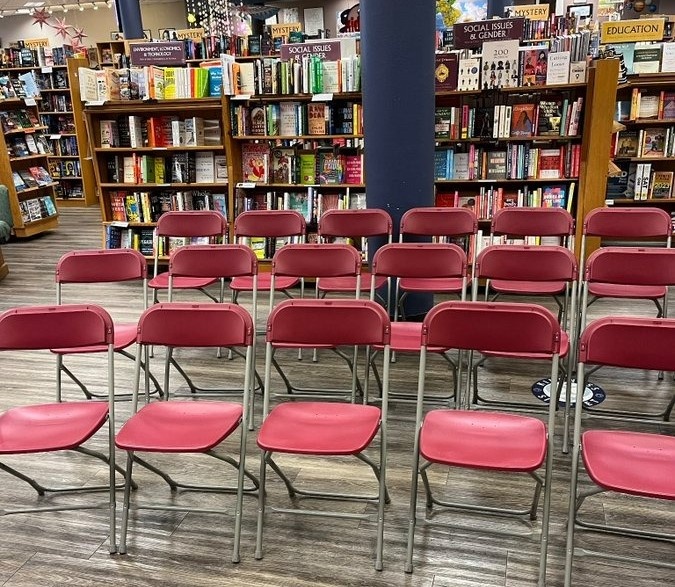 Tac gia khoc suot duong ve nha khi buoi ky tang sach day ghe trong hinh anh