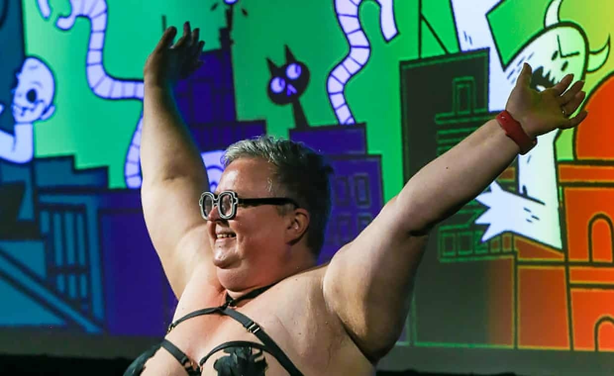 Toi tu lot bo quan ao va su xau ho, roi bat dau nhay tren san khau hinh anh