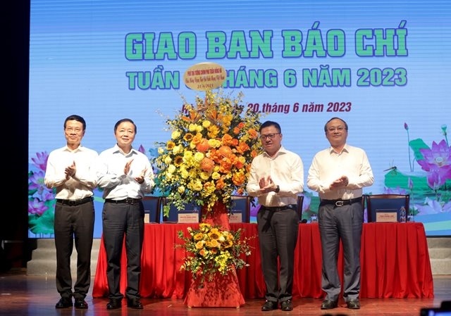 Bao chi Cach mang anh 4