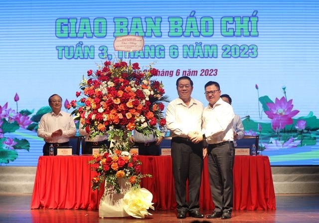 Bao chi Cach mang anh 3