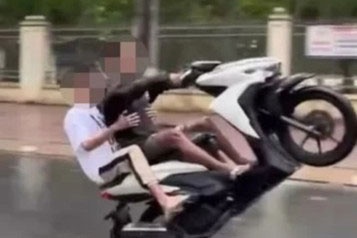 Khoi to nhom thanh nien boc dau xe may, quay clip dua len mang xa hoi hinh anh