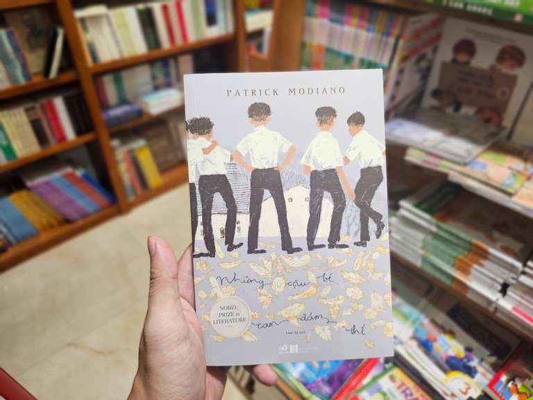 Cuon sach tham dam su tiec nuoi cua nhung cau be hoc noi tru hinh anh