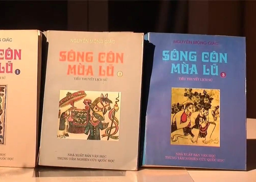 Song Con mua lu hinh anh