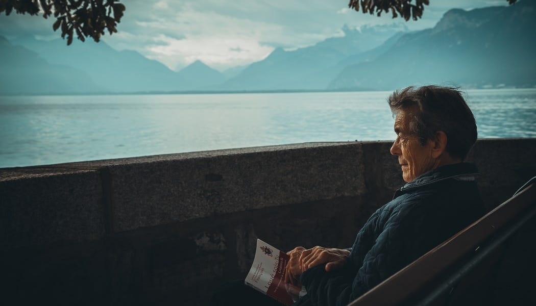 Cu ong 85 tuoi noi tieng the gioi vi thong bao tim nguoi nuoi hinh anh