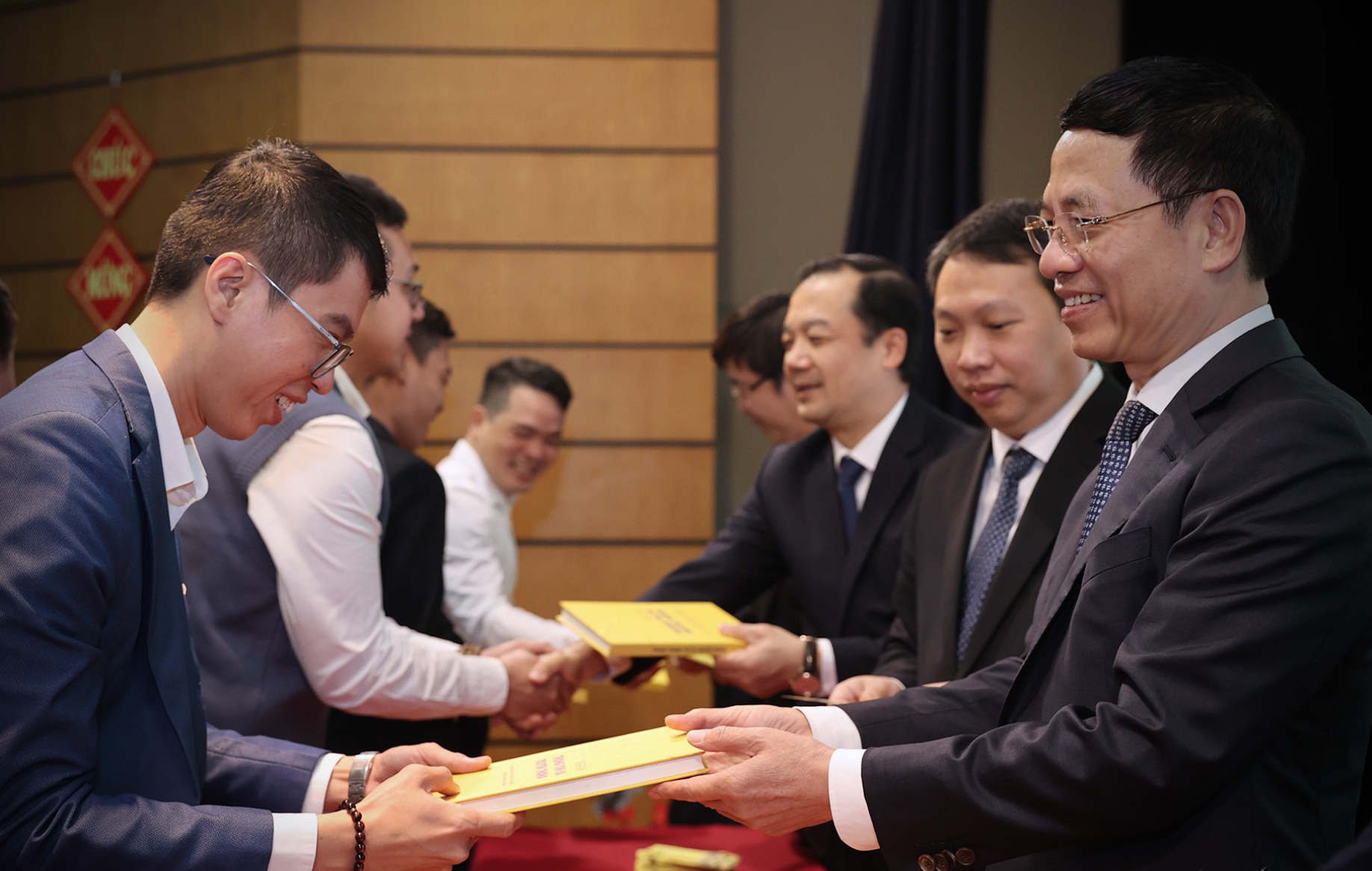 Bo truong Nguyen Manh Hung li xi sach trong ngay lam viec dau nam moi hinh anh