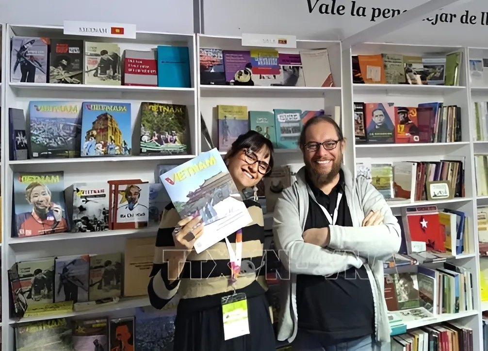 Khong gian Viet Nam tai Hoi cho sach Buenos Aires hinh anh