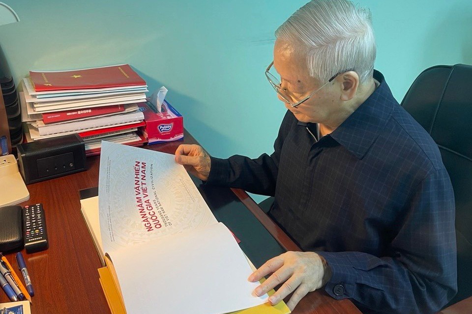 Di san cua Tong bi thu qua nhung cuon sach hinh anh