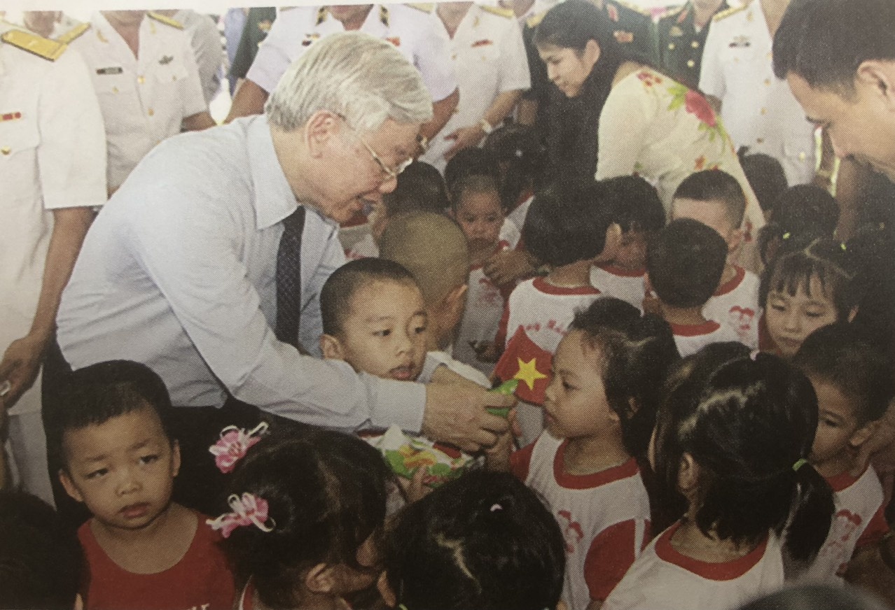 Hinh anh gan gui cua Tong Bi thu Nguyen Phu Trong voi nguoi dan hinh anh