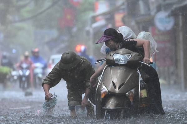 Du bao thoi tiet 17/5: Mien Bac mua lon don dap truoc khi chuyen nang hinh anh