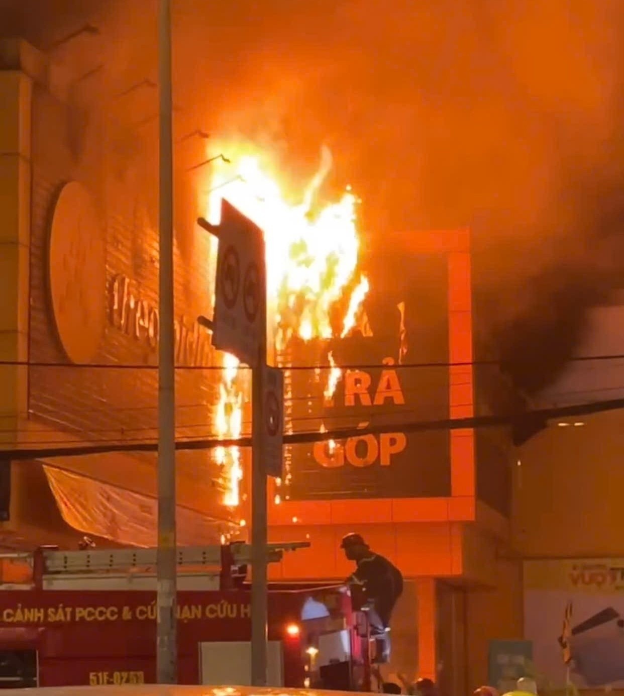 Chay o cua hang The gioi di dong, khach va nhan vien hoang loan hinh anh