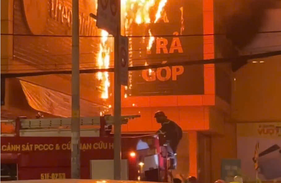 Chay o cua hang The gioi di dong hinh anh