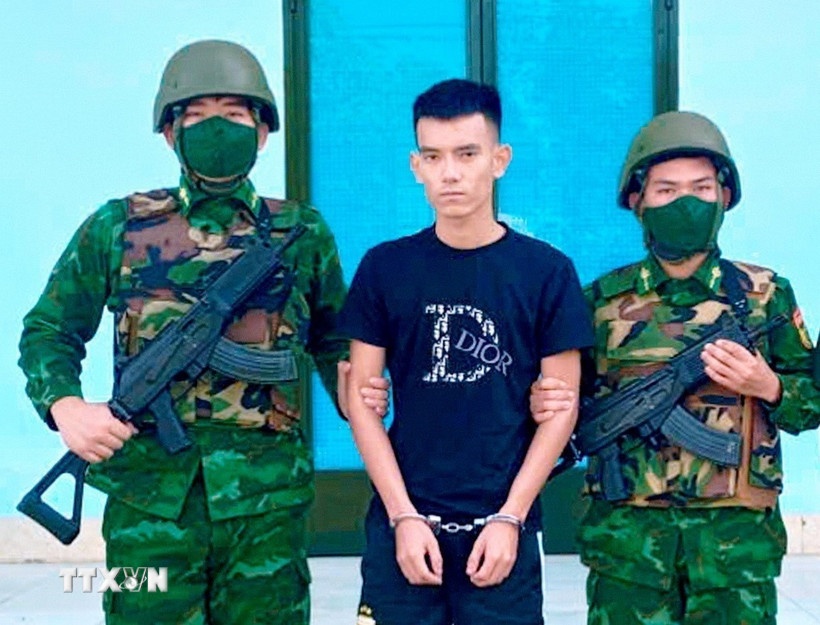 Bat doi tuong,  Bi truy na anh 1