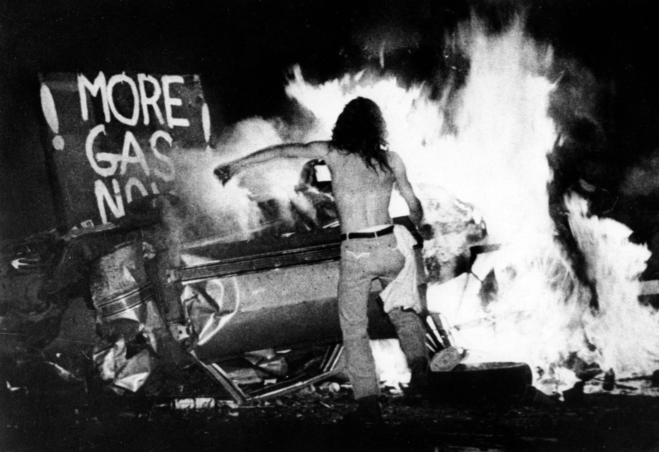 Con ac mong thieu xang o My hinh anh