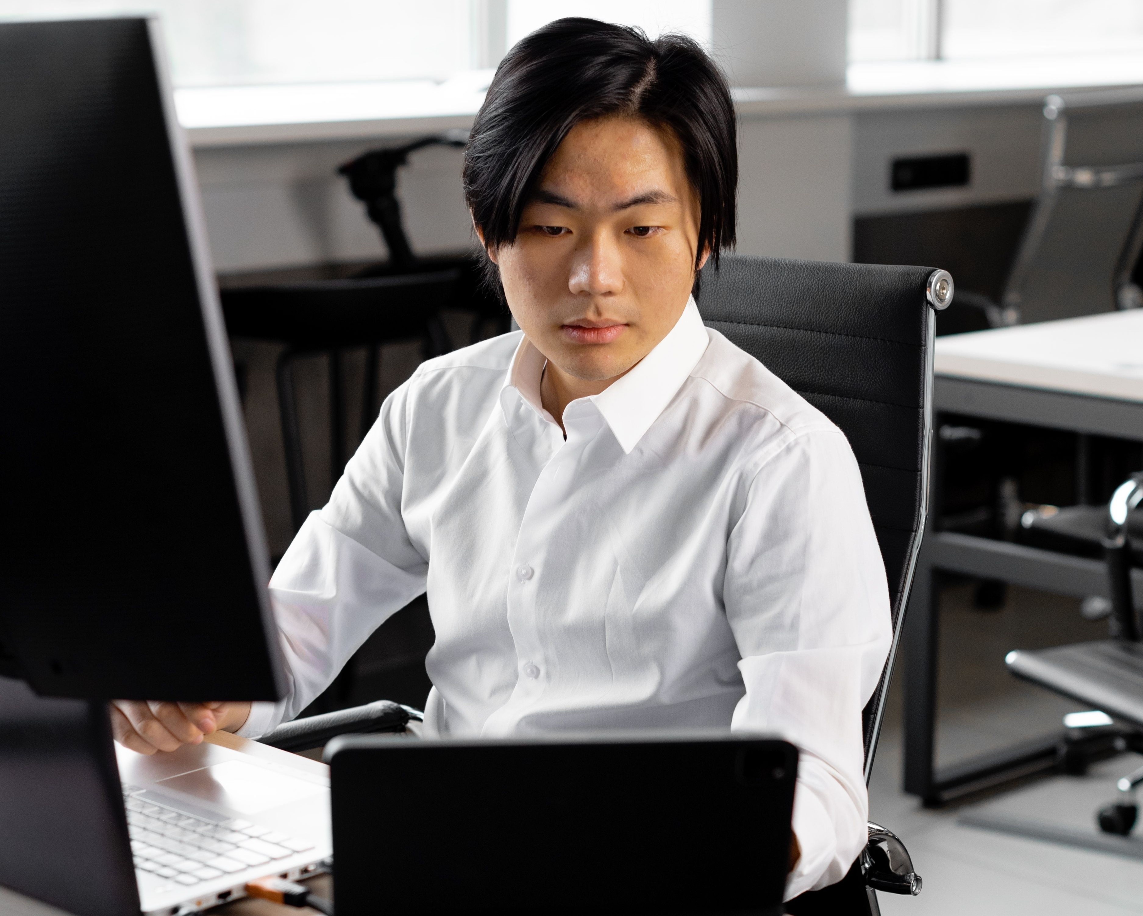 Cách ngừa đau mỏi vai lưng cực dễ bằng ghế văn phòng