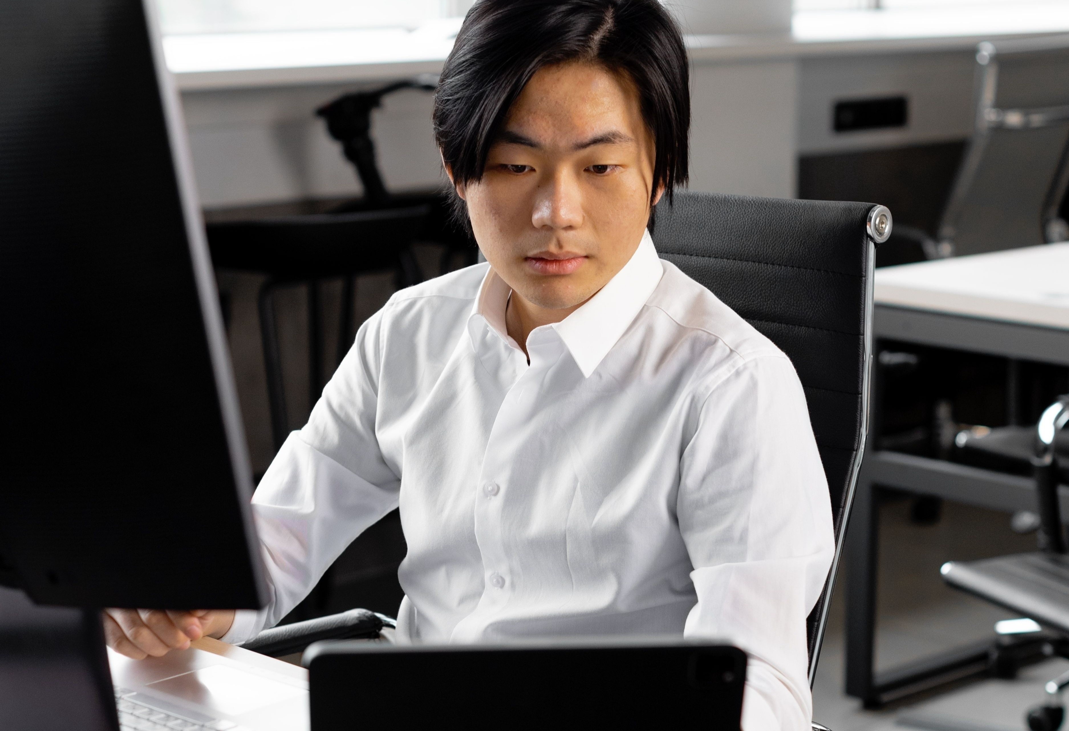 Cách ngừa đau mỏi vai lưng cực dễ bằng ghế văn phòng