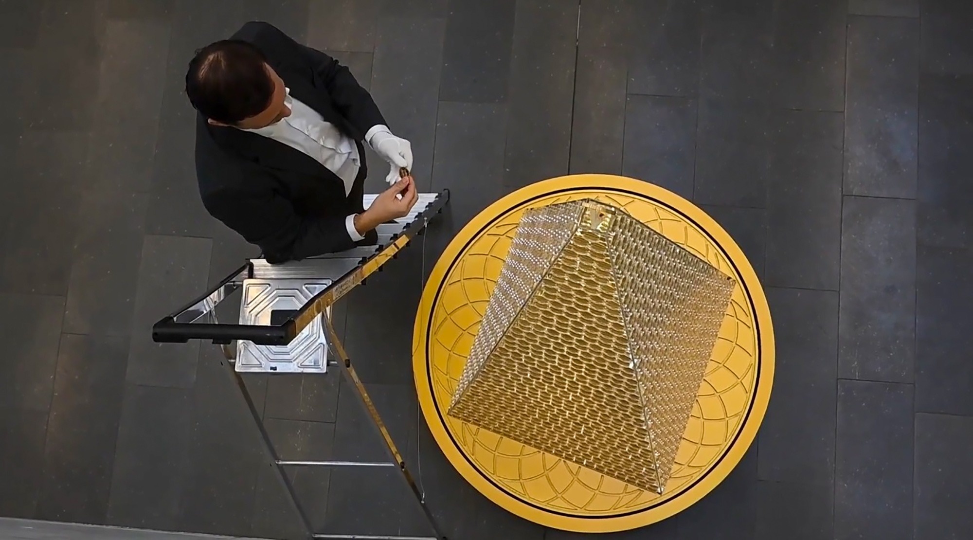 cay thong dat nhat,  cay thong Noel,  cay thong Giang sinh,  cay thong dat vang,  Vienna Philharmonic,  Pro Aurum,  Munich Duc,  ky luc Guinness anh 1