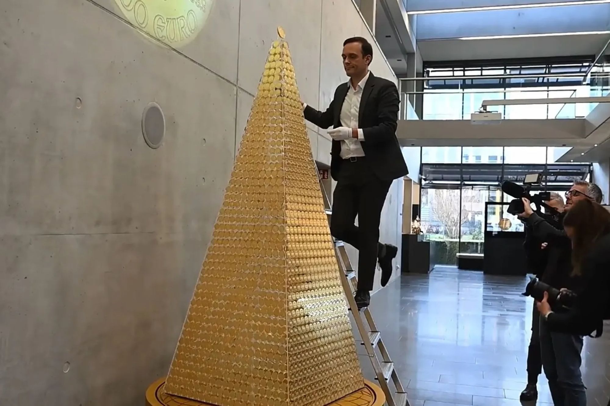 cay thong dat nhat,  cay thong Noel,  cay thong Giang sinh,  cay thong dat vang,  Vienna Philharmonic,  Pro Aurum,  Munich Duc,  ky luc Guinness anh 3