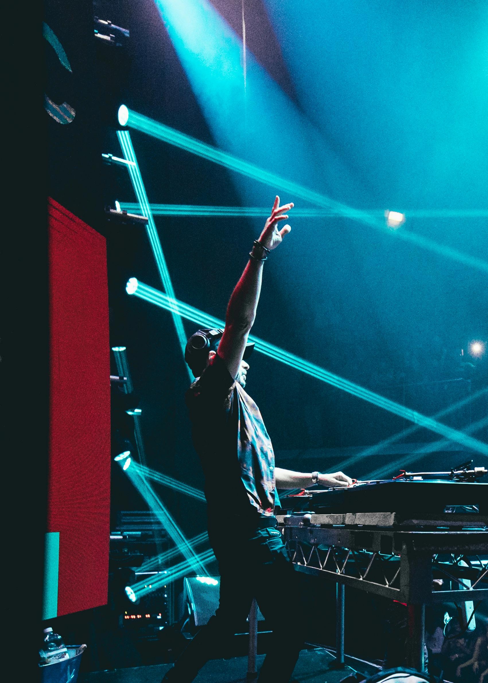 cái chết của hộp đêm,  gen z sinh năm,  thành phố không ngủ ảnh 3 cai chet cua hop dem,  gen z sinh nam,  thanh pho khong ngu anh 3