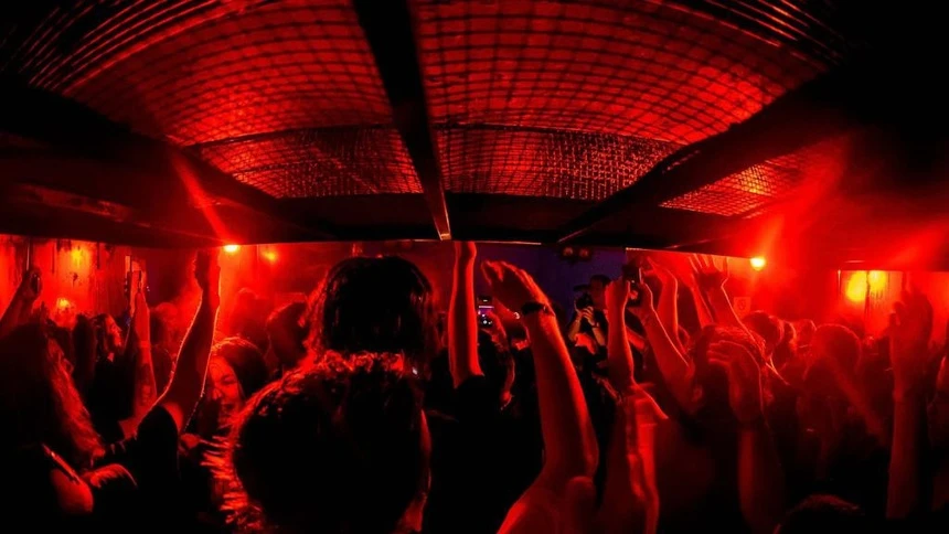 cái chết của hộp đêm,  gen z sinh năm,  thành phố không ngủ ảnh 1 cai chet cua hop dem,  gen z sinh nam,  thanh pho khong ngu anh 1