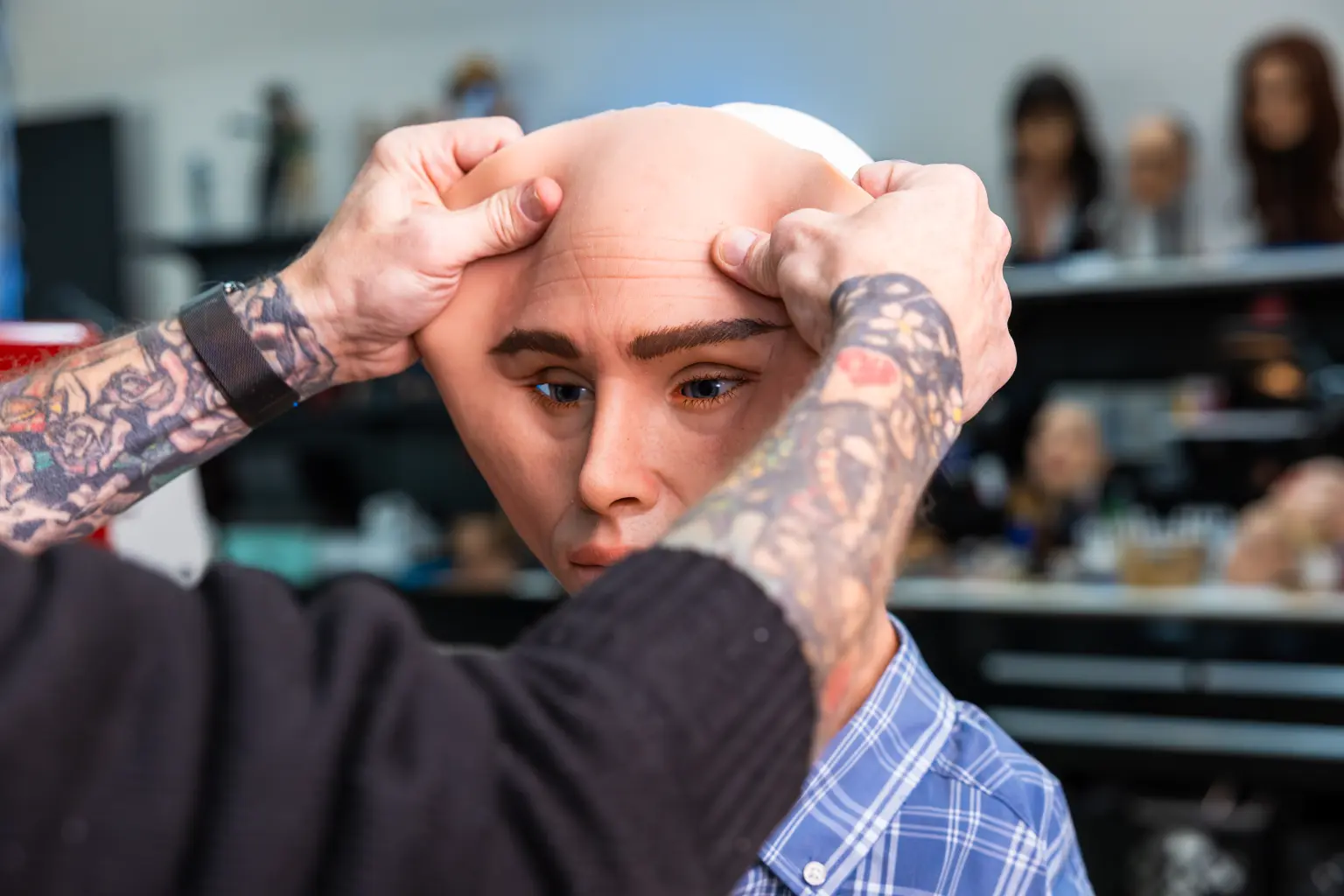 AI,  Robot,  CES 2025,  Realbotix,  175.000 USD,  ban gai robot,  Robot hinh nguoi, anh 5