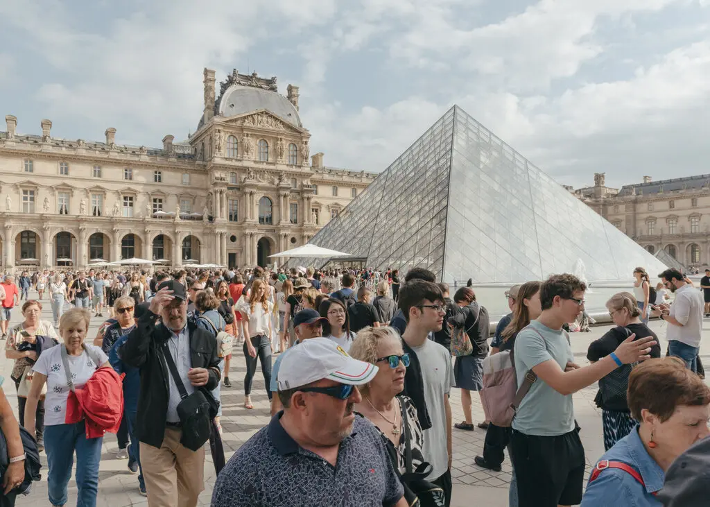 Mona Lisa,  Bao tang Louvre,  Tong thong Phap,  Emmanuel Macron,  cai tao bao tang,  Salle des Etats,  Cour Carree,  Leonardo da Vinci anh 3