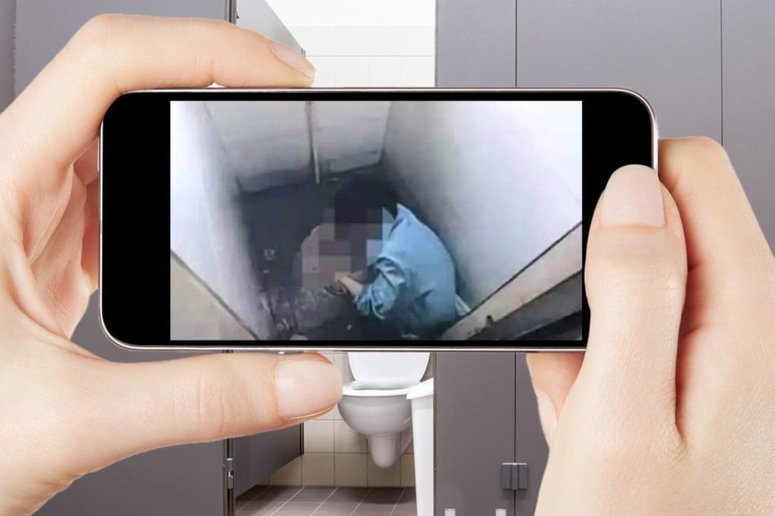 Cong ty Trung Quoc bi to chup len nhan vien trong nha ve sinh hinh anh