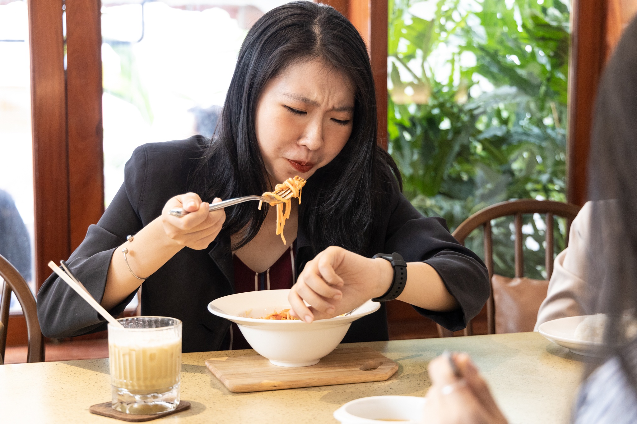 Nhieu dan cong so Viet Nam, Thai Lan an trua bang bim bim, banh quy hinh anh