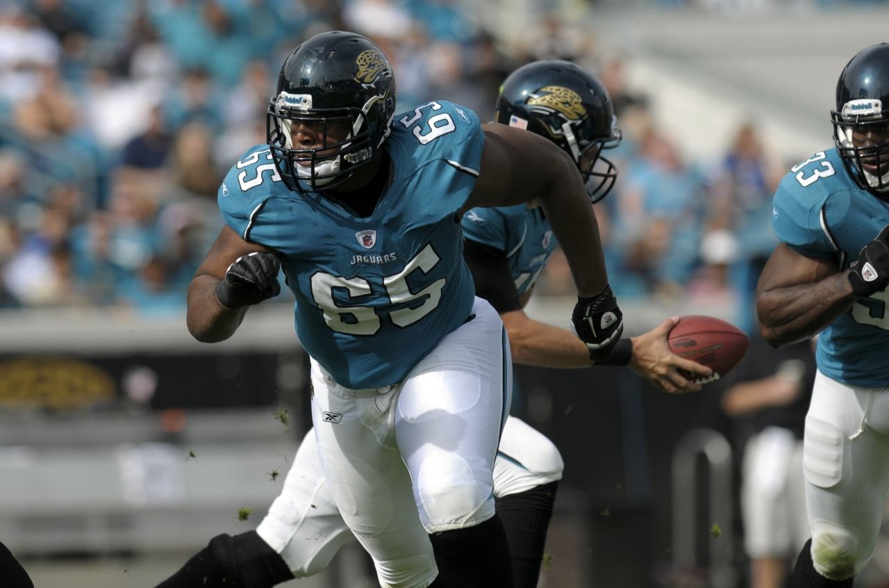 Cuu cau thu NFL giam 34 kg, thanh nhan vien cong so hinh anh