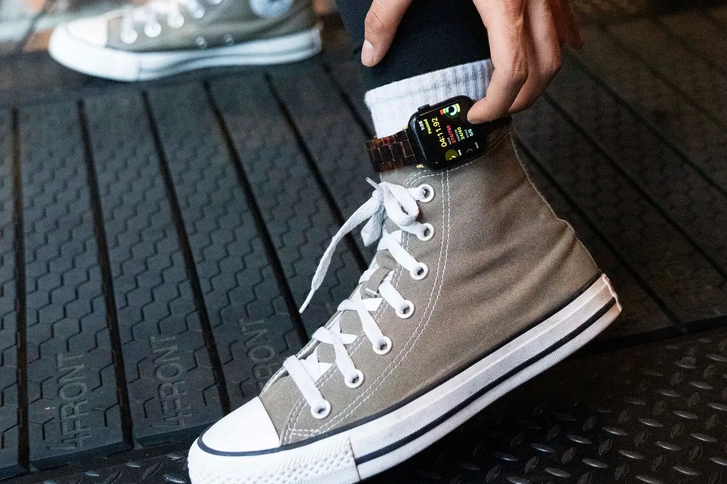 Ly do nhieu nguoi deo Apple Watch o co chan hinh anh