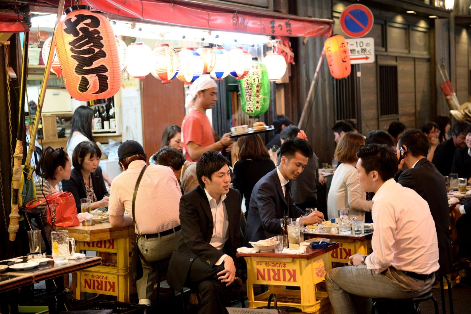 nhan vien say ruou,  mat du lieu mat,  Bo Tai chinh Nhat,  Cuc Hai quan Nhat,  mat USB nam 2022,  van hoa uong ruou,  quan ruou Nhat Ban,  cong nghe Nhat Ban,  nhan vien chinh phu, anh 3