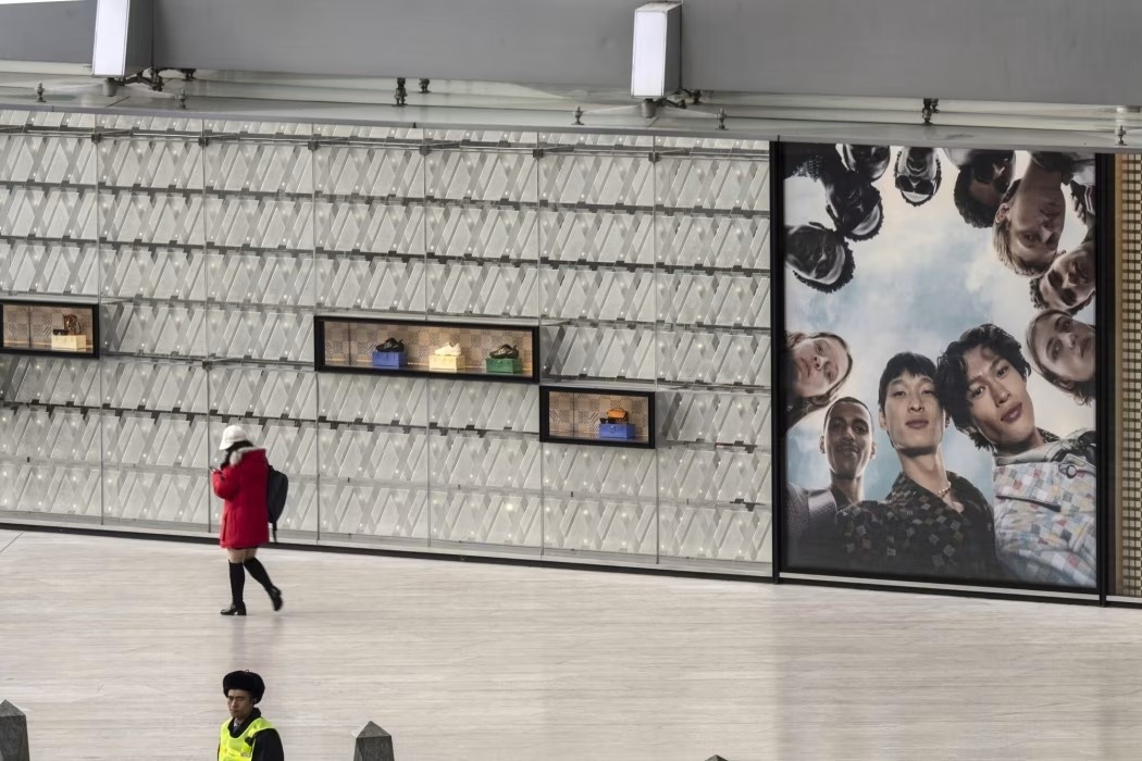 nganh hang xa xi,  LVMH,  Kering,  thuong hieu xa xi,  xa xi suy giam,  thi truong Trung Quoc,  kinh te tri tre,  thoi quen thay doi,  suc hut xa xi,  doanh thu giam anh 1