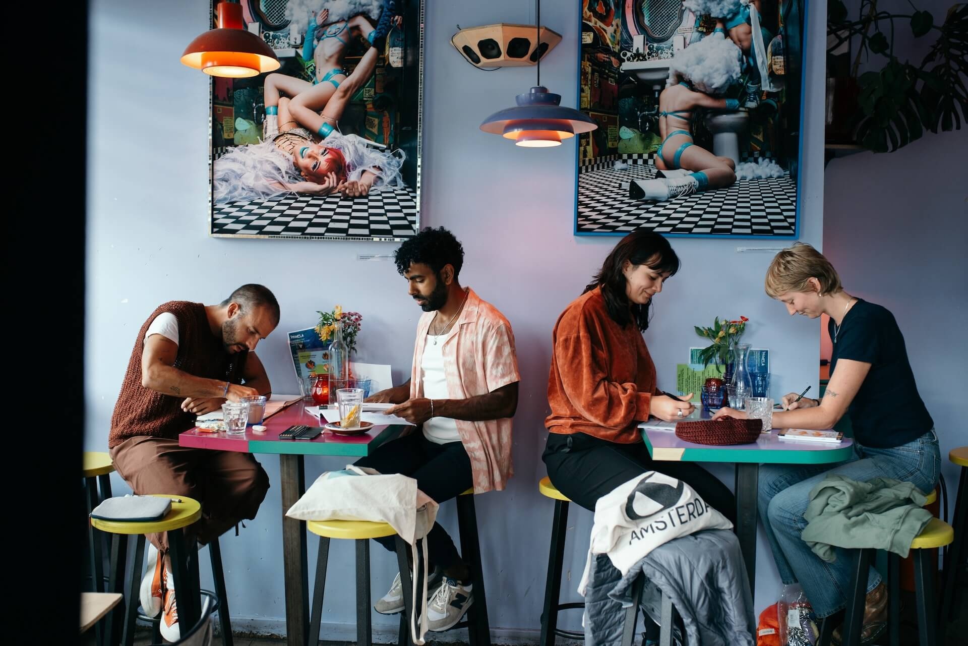 Nguoi tre,  cai dien thoai,  nghien cong nghe,  nghien dien thoai,  cau lac bo,  London,  Anh,  digital detox,  su kien dien thoai,  Offline Club,  Gen Z dien thoai anh 1