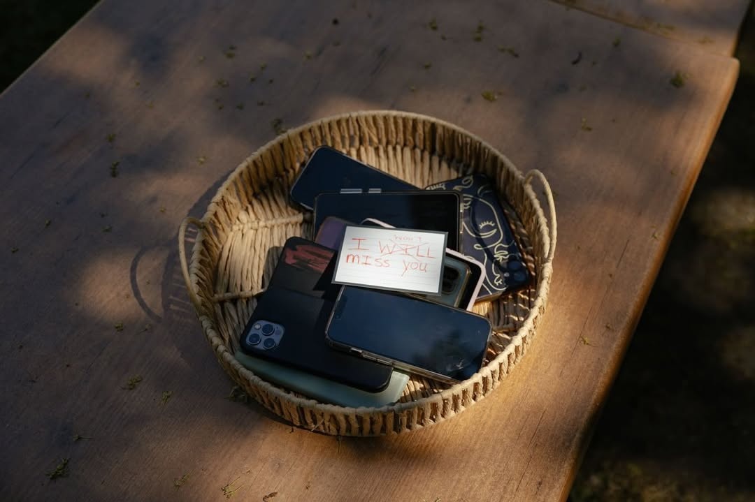 Nguoi tre,  cai dien thoai,  nghien cong nghe,  nghien dien thoai,  cau lac bo,  London,  Anh,  digital detox,  su kien dien thoai,  Offline Club,  Gen Z dien thoai anh 2