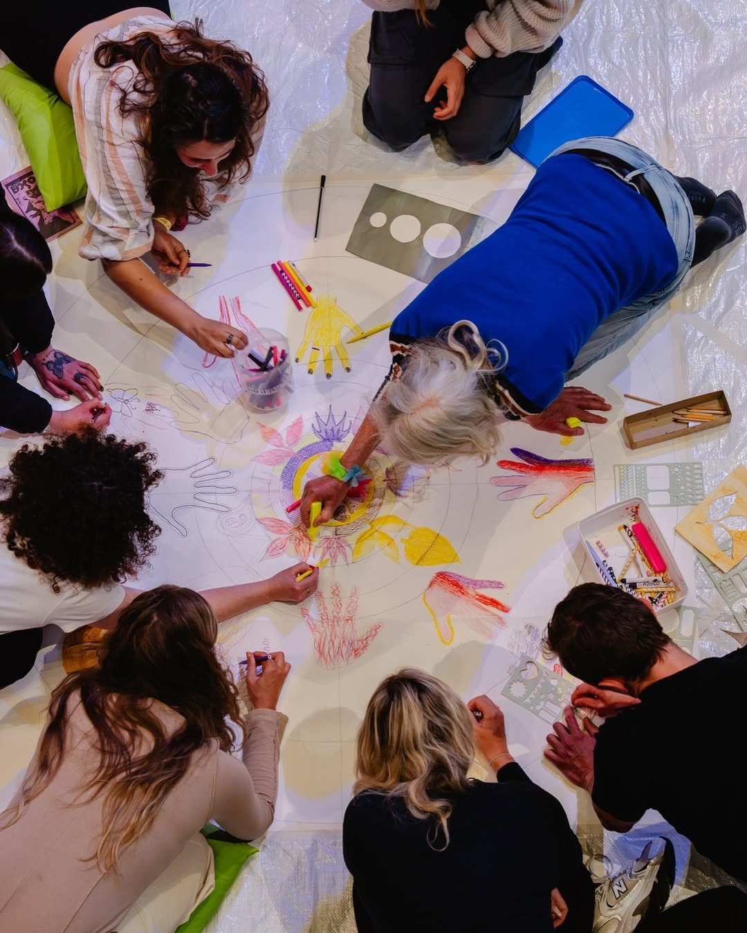 Nguoi tre,  cai dien thoai,  nghien cong nghe,  nghien dien thoai,  cau lac bo,  London,  Anh,  digital detox,  su kien dien thoai,  Offline Club,  Gen Z dien thoai anh 4