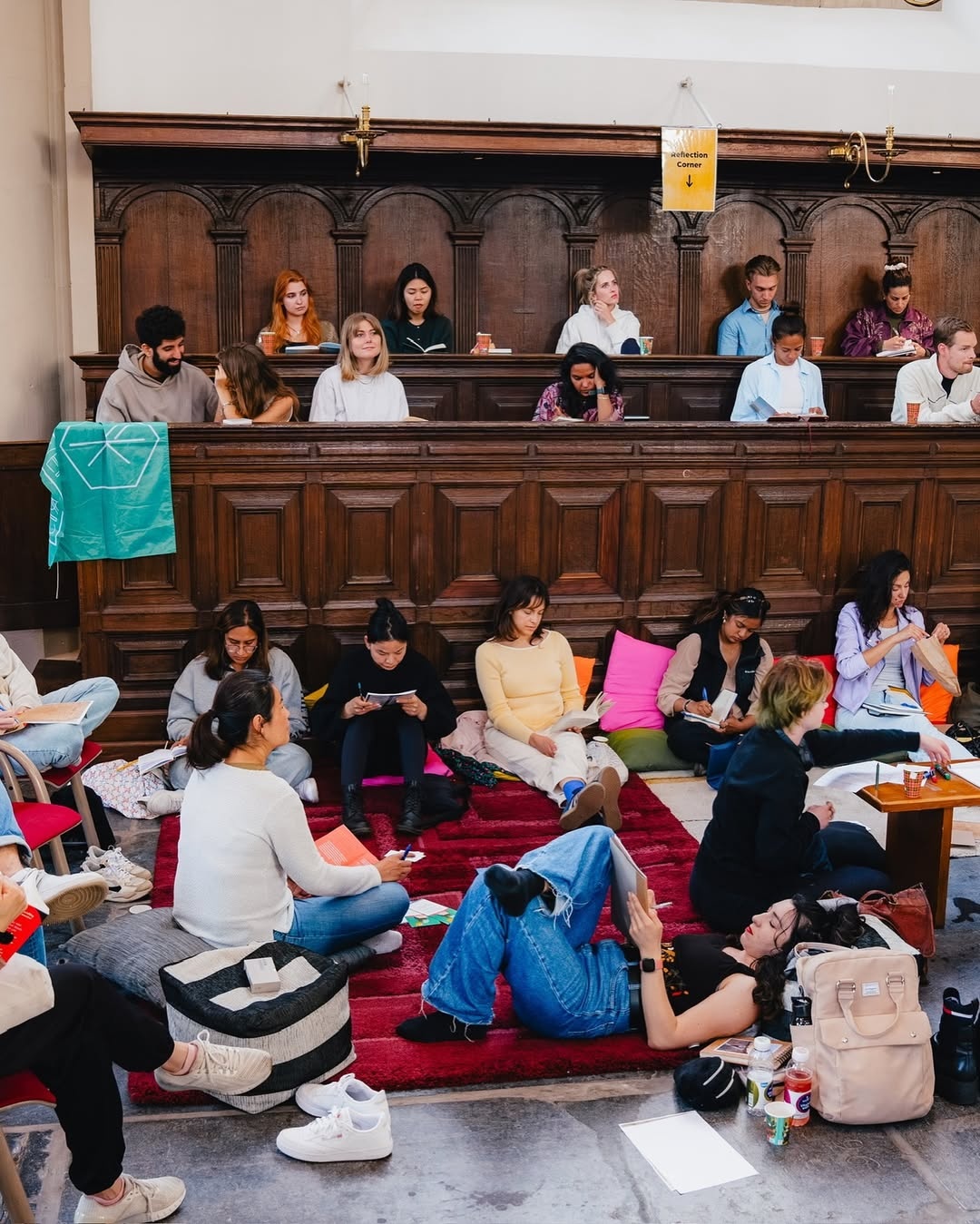 Nguoi tre,  cai dien thoai,  nghien cong nghe,  nghien dien thoai,  cau lac bo,  London,  Anh,  digital detox,  su kien dien thoai,  Offline Club,  Gen Z dien thoai anh 3