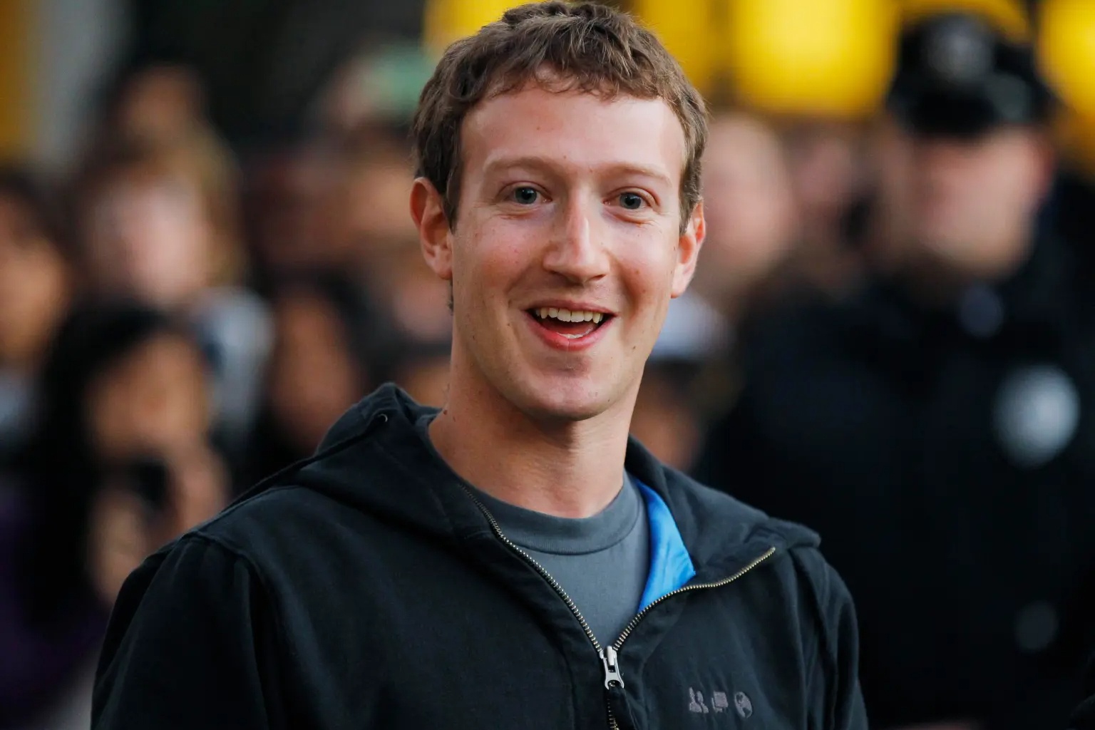Ao hoodie cua Mark Zuckerberg duoc dau gia gap gan 16 lan hinh anh