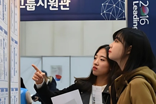 Gan 30% tien si Han Quoc that nghiep hinh anh