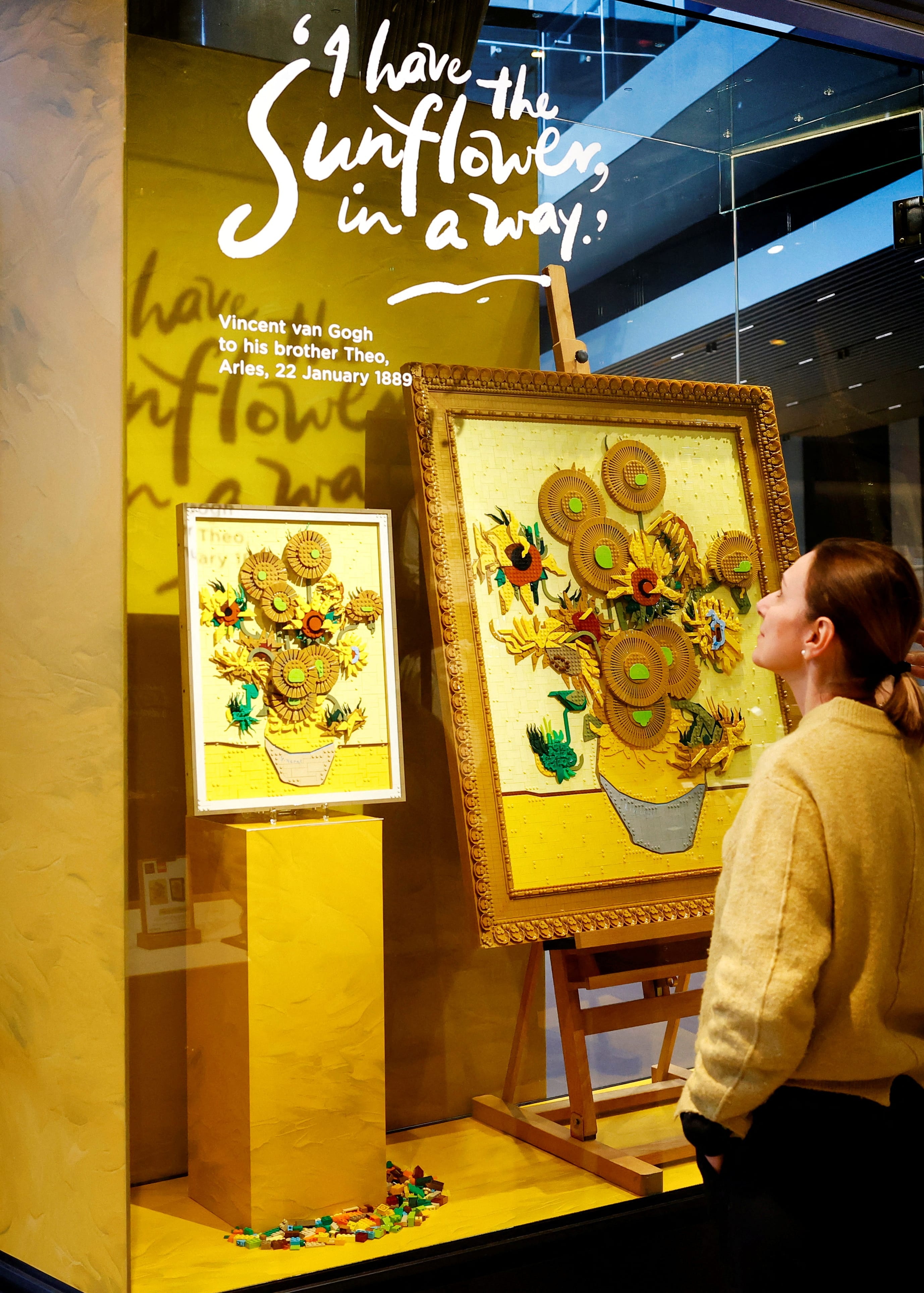 Hoa huong duong,  tac pham sunflower,  Van Gogh,  LEGO,  Bao tang Van Gogh,  lego sunflower,  tac pham Van Gogh,  danh hoa Ha Lan,  bo xep hinh lego,  2.615 manh lego anh 10