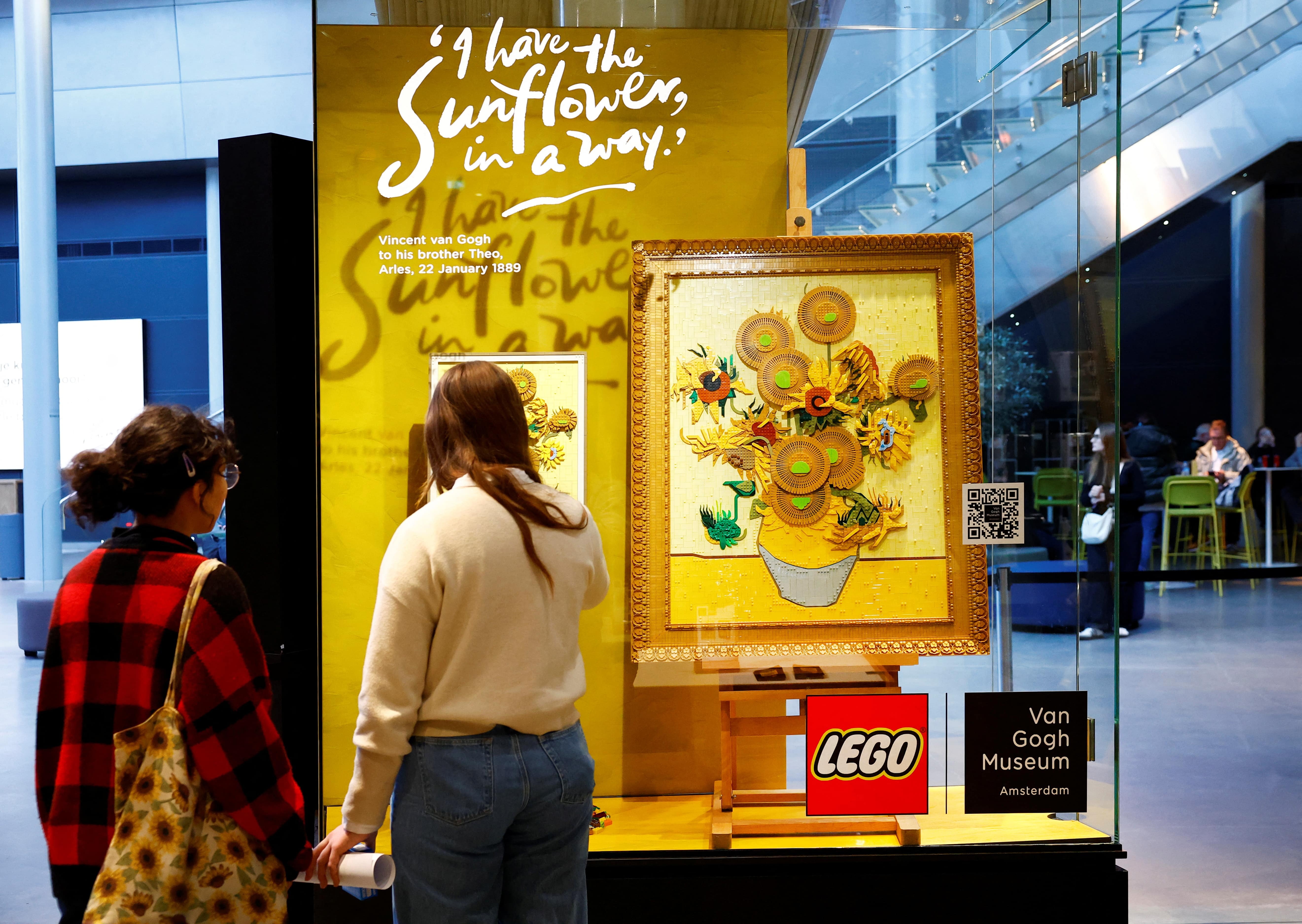 Hoa huong duong,  tac pham sunflower,  Van Gogh,  LEGO,  Bao tang Van Gogh,  lego sunflower,  tac pham Van Gogh,  danh hoa Ha Lan,  bo xep hinh lego,  2.615 manh lego anh 8