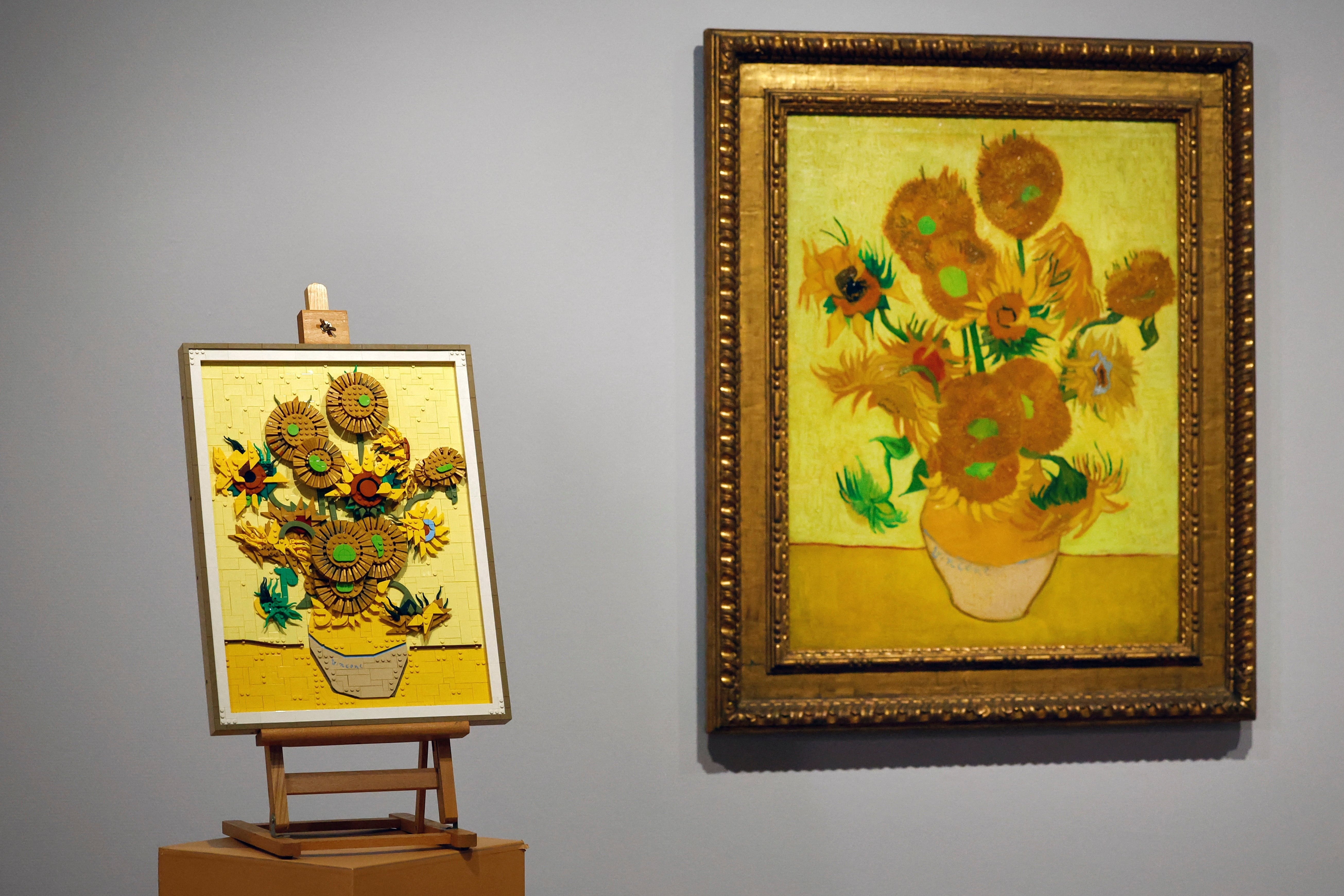 Hon 2.000 manh Lego tai hien 'Hoa huong duong' cua Van Gogh hinh anh