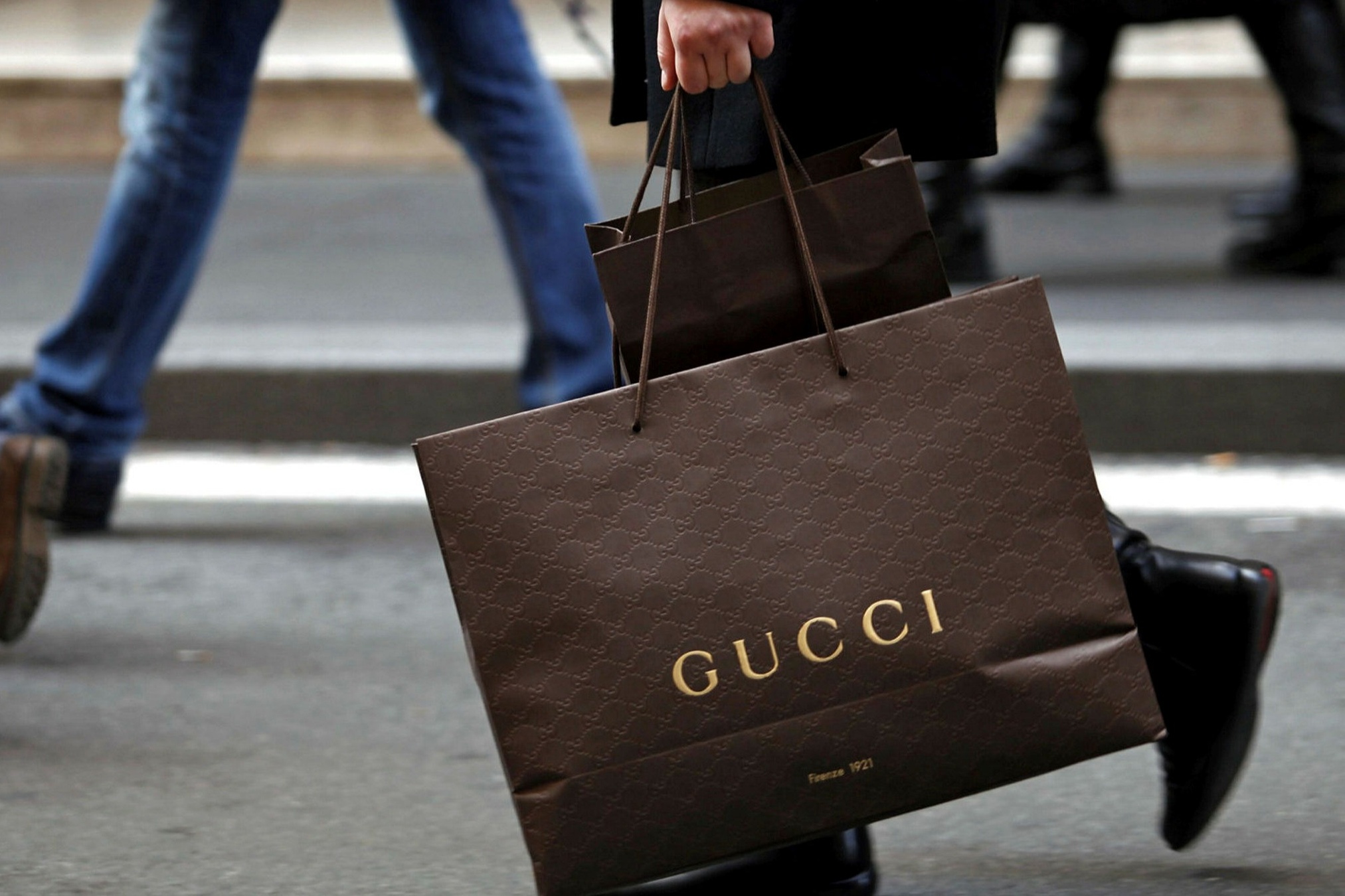 Loat cua hang Gucci, Prada dong cua tai Trung Quoc hinh anh